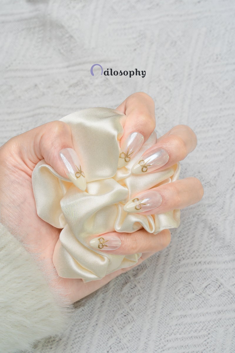 Nailosophy أظافر جل مضغوطة يدوية الصنع بلمسة لؤلؤية مع bows ذهبية | شكل لوزي - Image 4